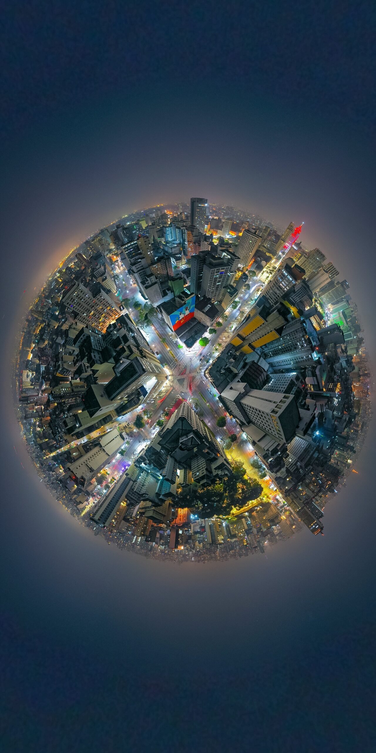 Nächtliche Luftaufnahme einer Stadt, die Straßen und Gebäude in einer sphärischen Projektion zeigt.
